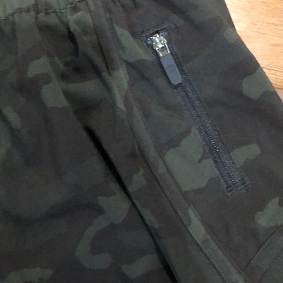 Lululemon camo tracker shorts - Picture 6 of 8